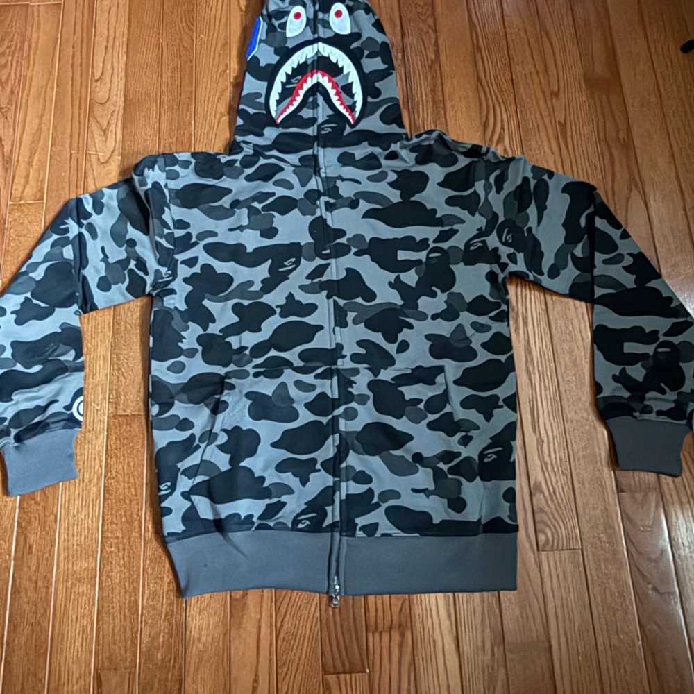 Bape shark zip up sweater (A bathing APE)